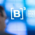 Um painel exibindo o símbolo da Bolsa de Valores do Brasil, a B3. Ao lado, está escrito "Brasil Bolsa Balcão".