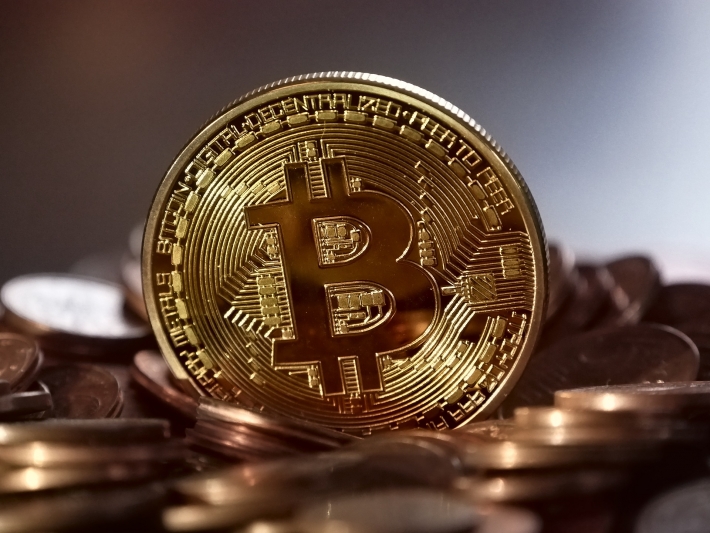 Bitcoin supera US$ 18 mil e se aproxima de máxima histórica