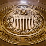 Símbolo do Fed esculpido em madeira