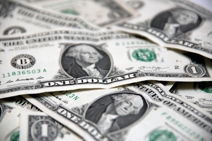 Dólar abre com forte alta em meio a aversão ao risco no exterior