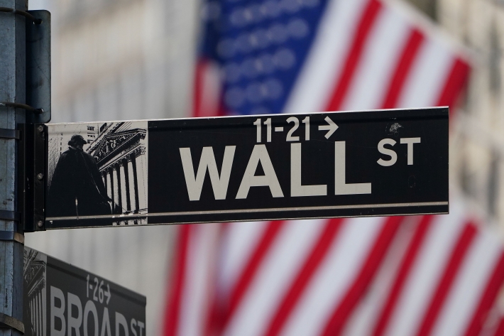 Dow Jones sobe com alta de setores sensíveis à economia; Nasdaq recua