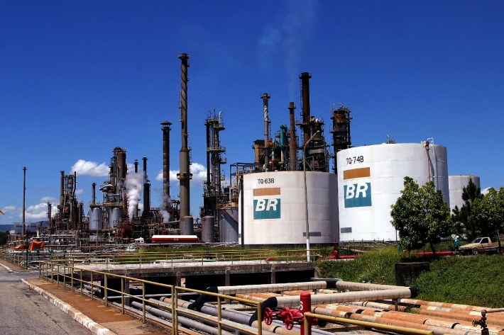 Ibovespa hoje: Ultrapar (UGPA3), Petrobras (PETR3) e Santander (SANB11) são os destaques positivos do dia