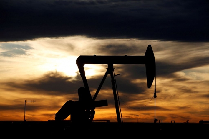 Petróleo fecha em alta, com notícias sobre liberação de reservas