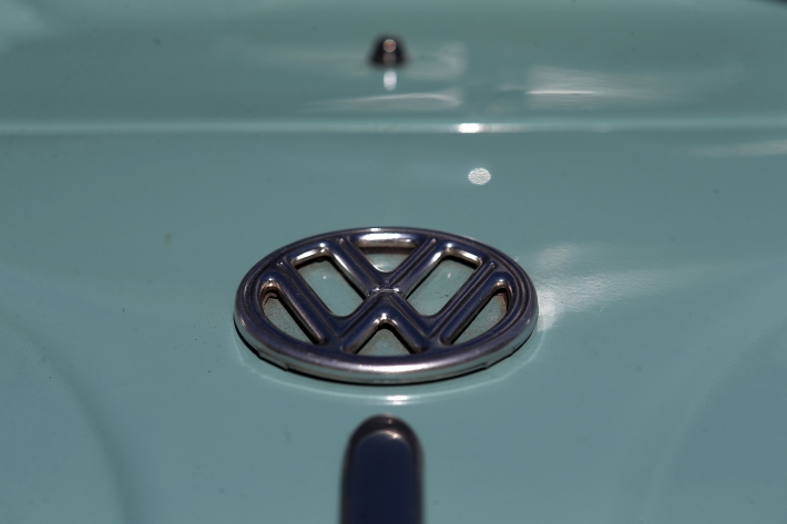 Volkswagen confirma lucro, mas alerta sobre incertezas e ação cai