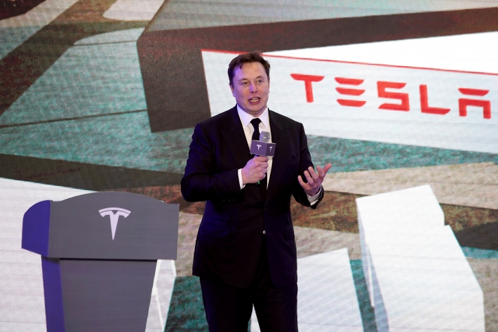 Ações da Tesla caem depois de Musk fazer enquete sobre venda de fatia