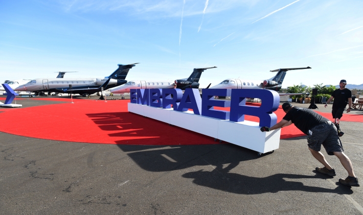 Ibovespa hoje: Embraer (EMBR3), Locaweb (LWSA3) e Braskem (BRKM5) são os destaques positivos