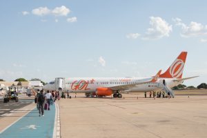 Avião da gol parado em aeroporto