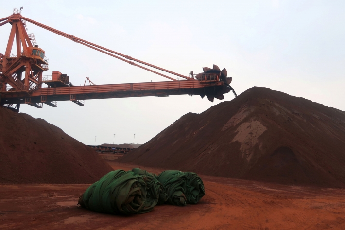 Minério de ferro recua com perspectiva de demanda moderada na China