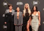 A imagem mostra o clã Kardashian na premiação People's Choice Awards. Da esquerda para a direita temos a mãe Kris Jenner e Kourtney, Khloe e Kim Kardashian. A imagem ilustra a matéria sobre negócios das Kardashian.