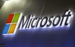 Logotipo da Microsoft na fachada de um prédio.