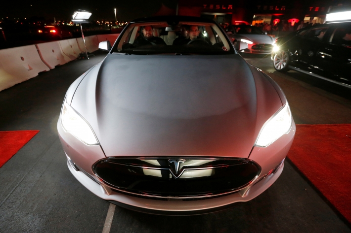 Tesla supera montadoras rivais e adota freios de segurança antes do prazo final