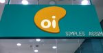 A imagem mostra a frente de uma loja da Oi, e ilustra a matéria que fala sobre como investir na Oi (OIBR3)