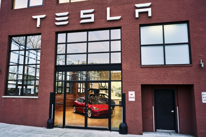 Tesla (TSLA34) supera previsão de lucro no 3° tri; veja detalhes