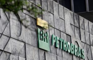 A imagem mostra a fachada de um prédio da Petrobras, com o nome e o logo BR em destaque. Ela ilustra a matéria que fala sobre PETR4, como funciona e outros aspectos.