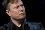 CEO da Tesla, Elon Musk, olhando para o lado