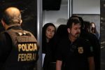 Três policiais federais deixam prédio no Rio de Janeiro após cumprir mandado da Operação Bonemann, 75ª fase da Lava Jato