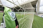 Camisa do América-MG pendurada na rede de um dos gols do Estádio Independência (Foto: Mourão Panda/América/Divulgação)