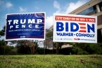 Cartazes das campanhas de Donald Trump e Joe Biden à presidência dos Estados Unidos em 2020 (Foto: Al Drago/Reuters)