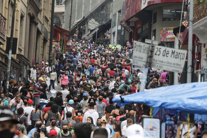 Serviços crescem em agosto e chegam a nível mais alto em quase 6 anos