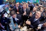Frank Slootman (centro), CEO da Snowflake, celebra o IPO da sua antiga empresa, a ServiceNow, em 2012 (Foto: Ben Hider-NYSE Euronext/Reuters)