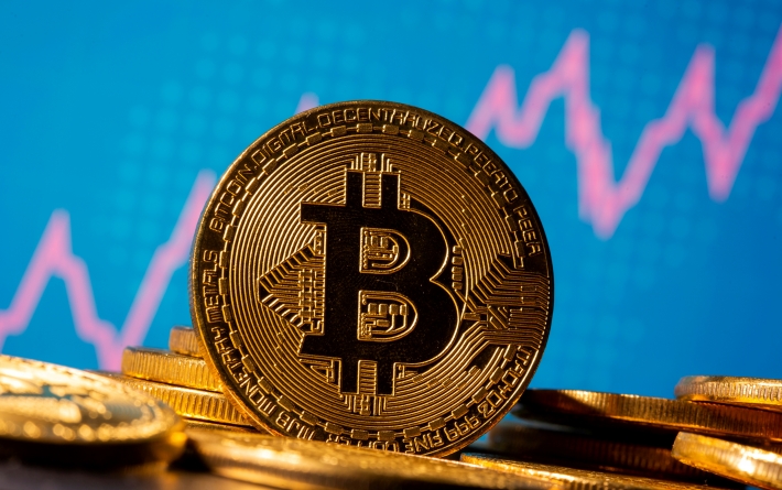Bitcoin cai quase 50% em relação a pico do ano