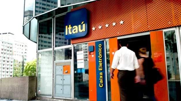 Ações do Bradesco (BBDC4), Itaú (ITUB4) e Banco do Brasil (BBAS3) caem após suspensão do crédito consignado