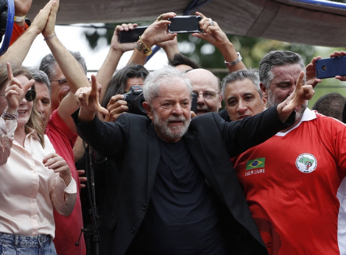 Dólar fecha a R$5,80 após decisão de Fachin sobre Lula