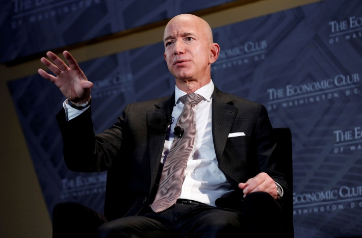 Jeff Bezos volta a comprar ação da Amazon (AMZO34) e motivo pode não passar de uma piada