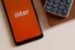 Smartphone exibe logo do Inter na tela