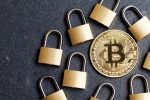 A imagem mostra uma moeda de Bitcoin, além de vários cadeados para fazer referência ao tema segurança de investir em criptomoedas.