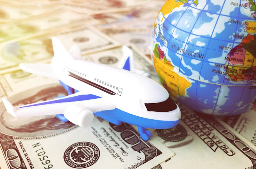 Vai viajar? Conheça as vantagens de uma conta em dólar ou euro