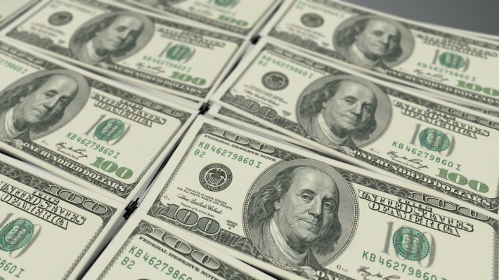 Dólar devolve perdas e toca R$ 5,70 com Fed ofuscando Copom