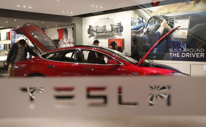 Tesla amplia lucro em 59% no 4° tri de 2022