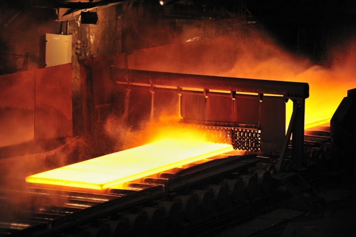 Minério de ferro recua em meio a controle de produção de aço na China