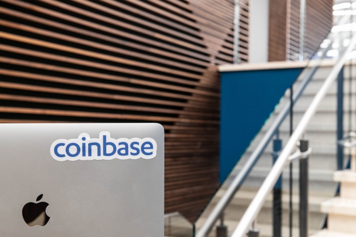 Coinbase remove links de criptomoedas após aviso de ‘puxada de tapete’