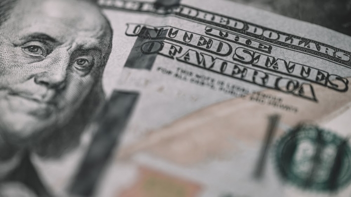 Dólar sai de mínimas e supera R$5,54 com mercado de olho nos EUA