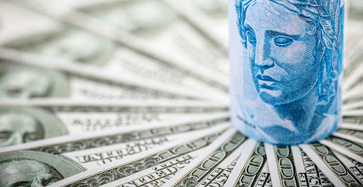 Dólar sobe ante real após novos ataques de Bolsonaro ao STF