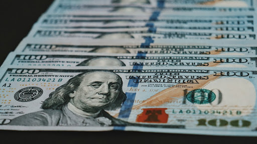 Dólar supera R$5,57 com foco em juros nos EUA e riscos domésticos
