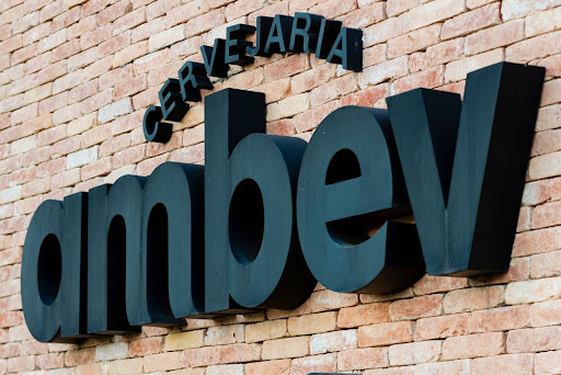 Trade do dia: Ágora recomenda compra de ações da Ambev (ABEV3)