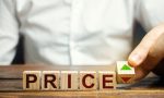 A imagem mostra um homem girando um cubo ao lado da palavra price, que significa preço em inglês. Ela ilustra a matéria que fala sobre estagflação.