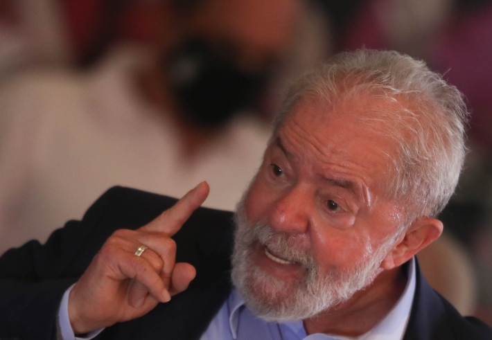 Lula diz que Petrobras aumenta preços para pagar acionista nos EUA