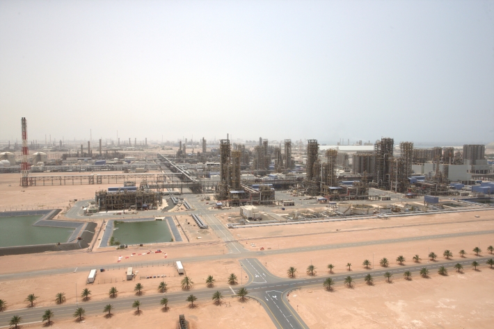 Petroleira ADNOC salta mais de 30% na estreia do maior IPO de Abu Dabi