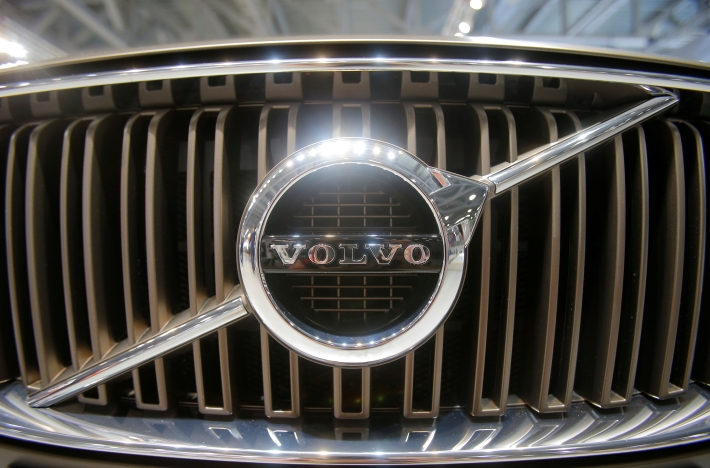 Volvo se une à Starbucks em rede de recarga de carros elétricos nos EUA