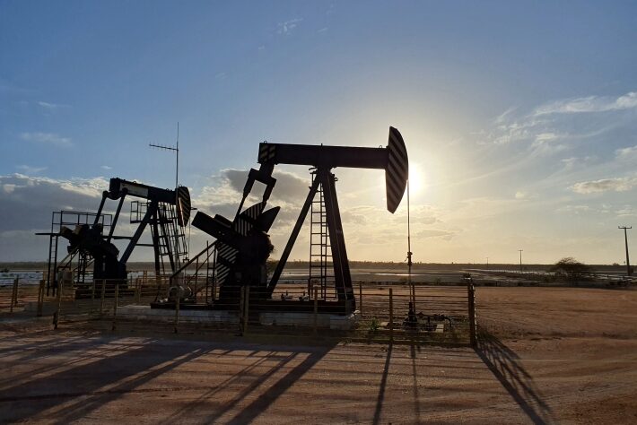 Alta do petróleo fortalece ações das junior oils. Hora de comprar?