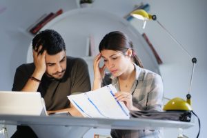 Casal planejamento contas impostos taxa psicologia saúde mental educação