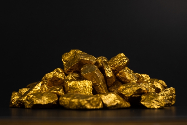Metais: ouro fecha em queda, pressionado pela alta do dólar