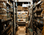 A imagem mostra o corredor de uma loja com alguns produtos dispostos em prateleiras. Ela serve para ilustrar a matéria que fala sobre o que é IGP-M.