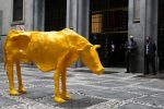 Escultura de uma vaca magra amarela em frente ao prédio da B3, em São Paulo