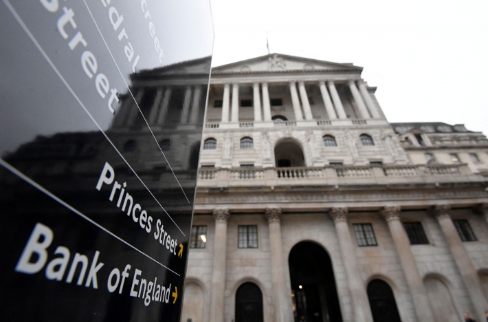 BoE eleva juro em 50 pontos-base e prevê recessão