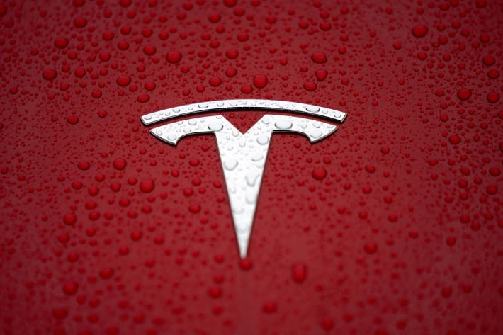 Agência reguladora investiga SUV da Tesla (TSLA34) por defeito em volantes